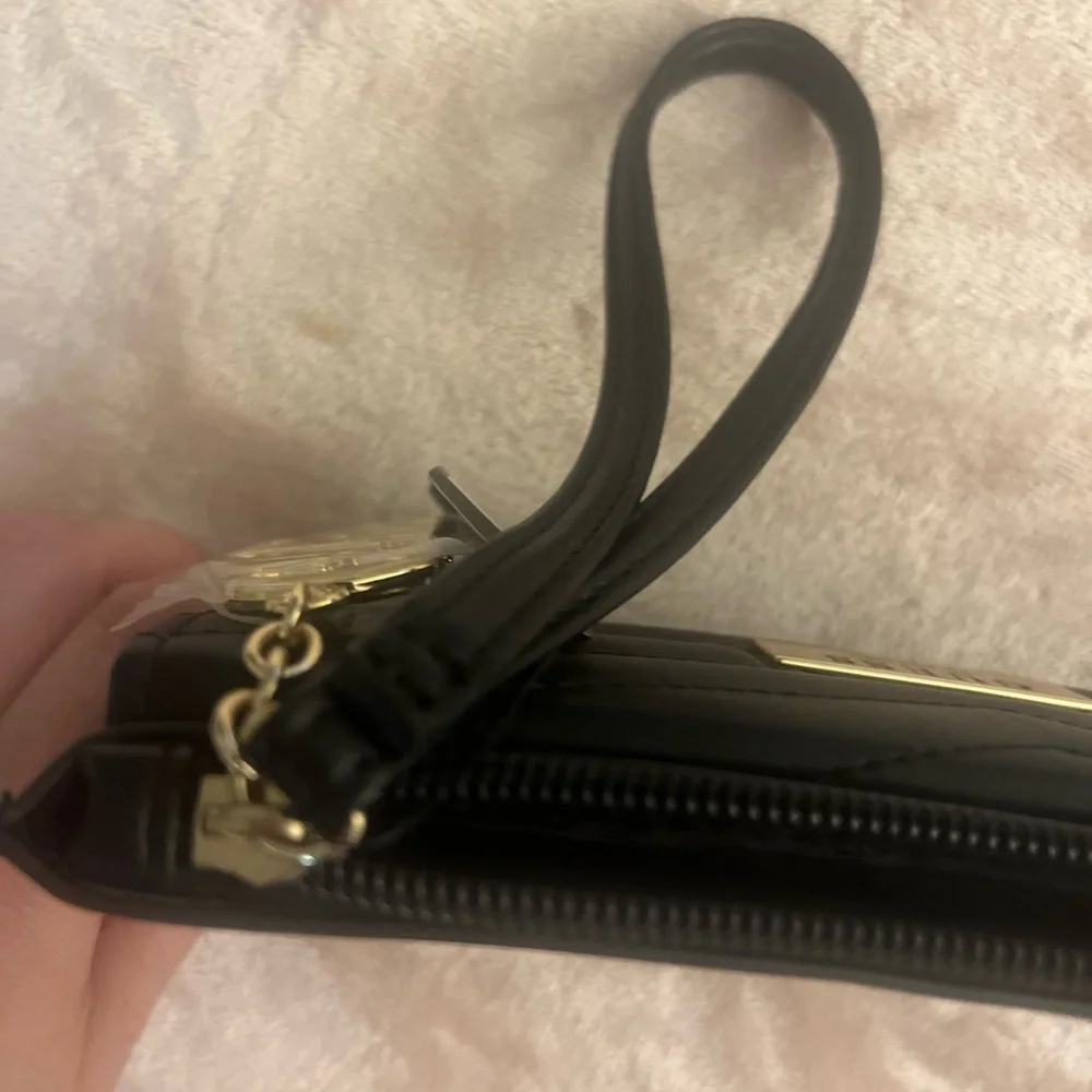 NWT GUESS Black Clutch Wristlet with Gold Logo - Picture 8 of 10